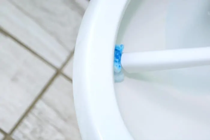 Toilet Bowl Cleaning Hack Scotch-Brite Disposable Toilet Scrubber | faithfullyfree.com