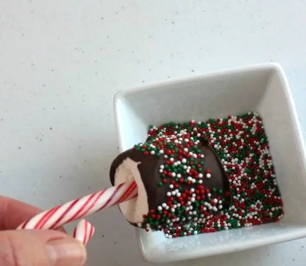 marshmallow-pops-sprinkles-edible-christmas-gifts