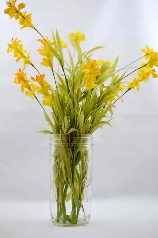 Simple Spring Table Flower Arrangement