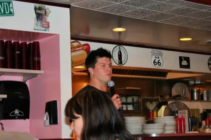 jason yeager american idol contestant singing at Mel's Hard Luck Diner in Branson, MO