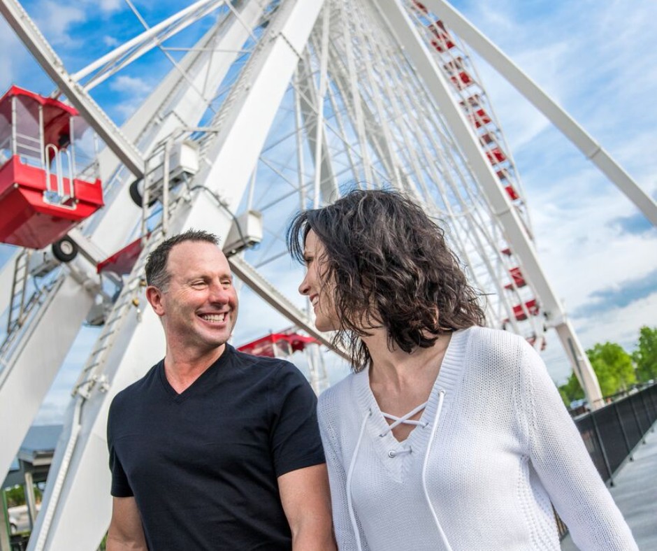 couple on the Branson Ferris Wheel